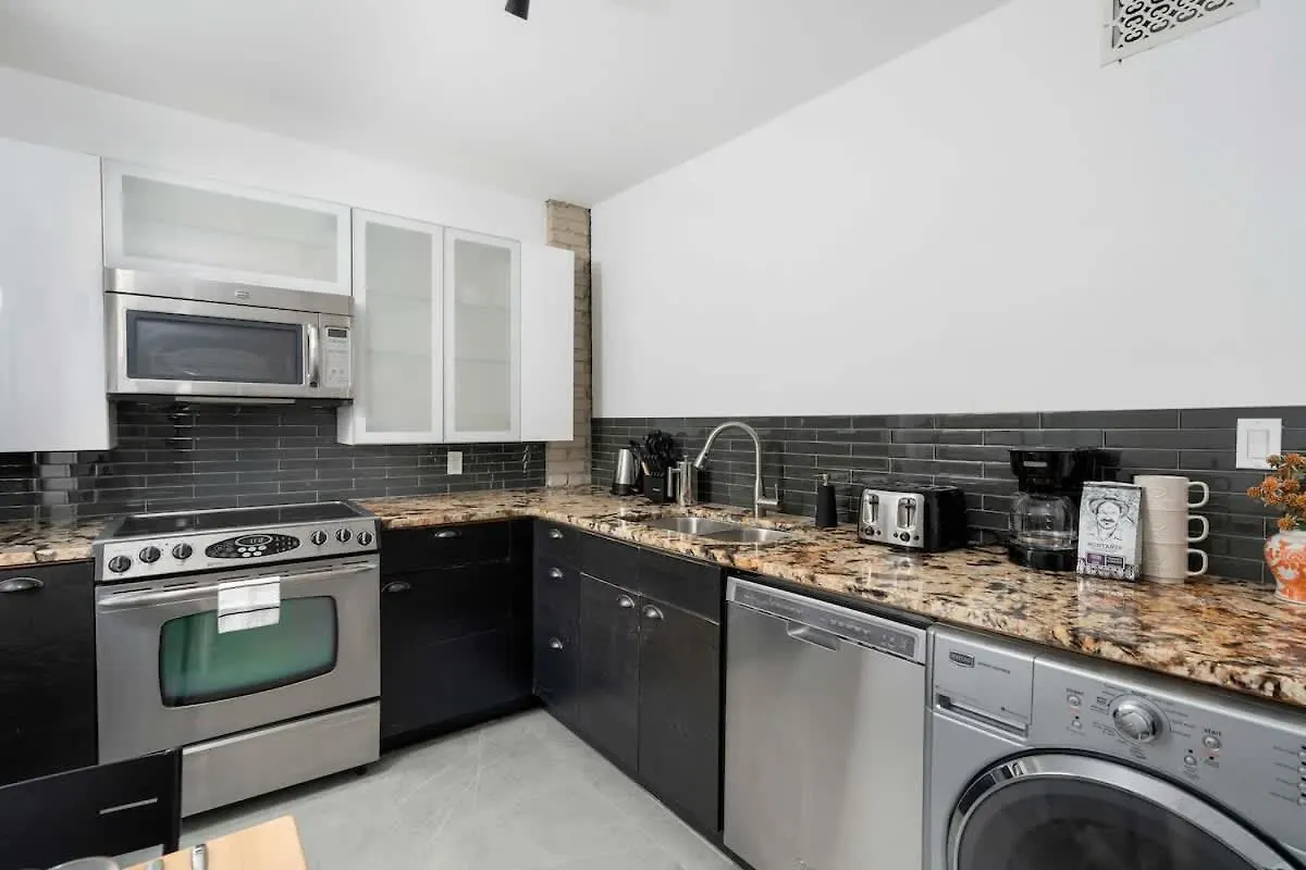 1Br Apartment Near Queen West Toronto
