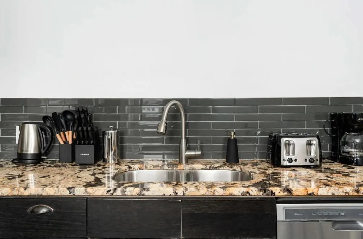 1Br Apartment Near Queen West Toronto 0*,