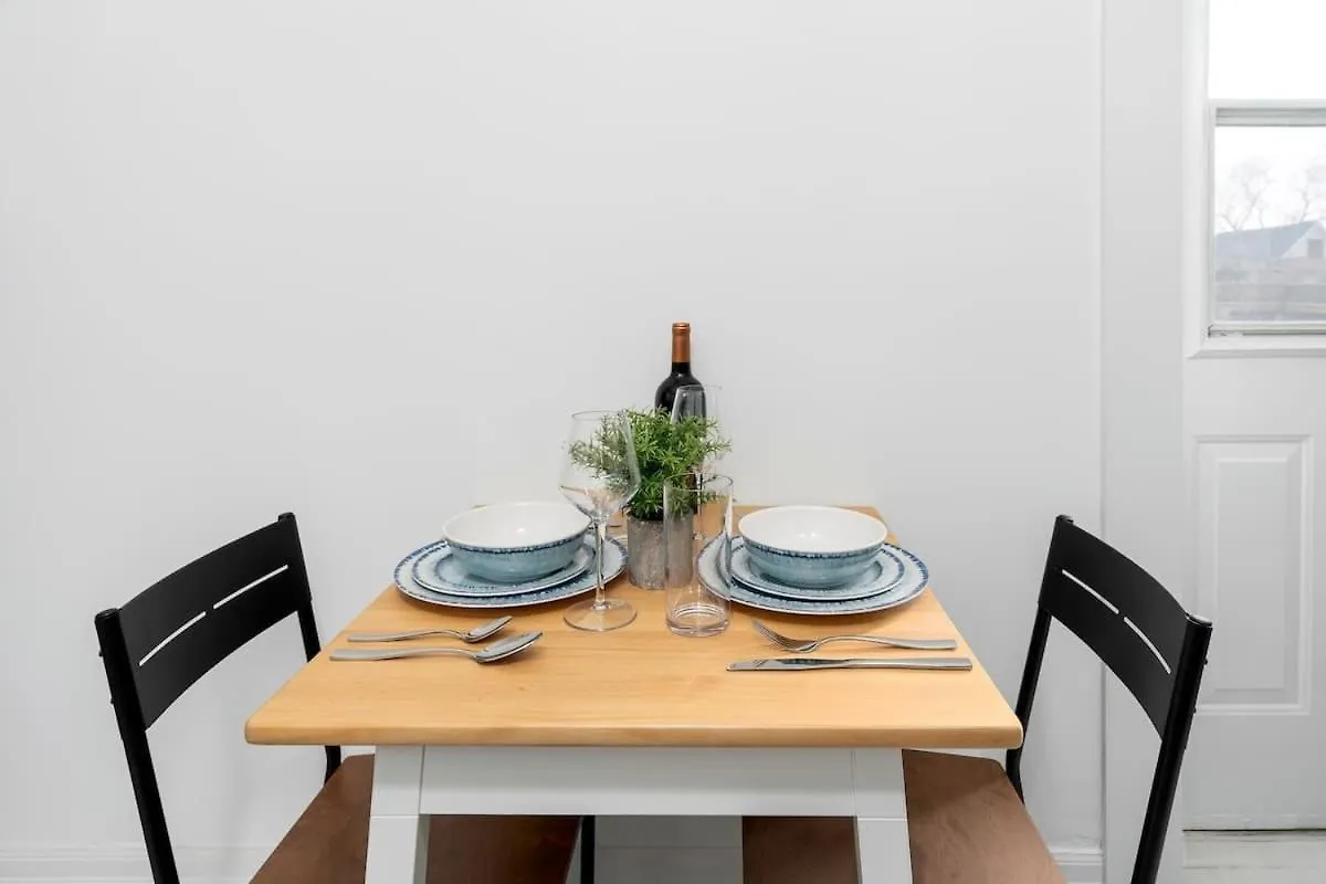 1Br Apartment Near Queen West Toronto Canada