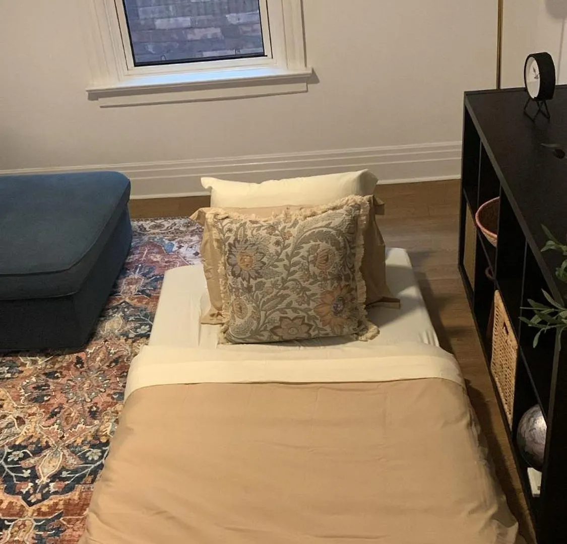 1Br Apartment Near Queen West Toronto Canada